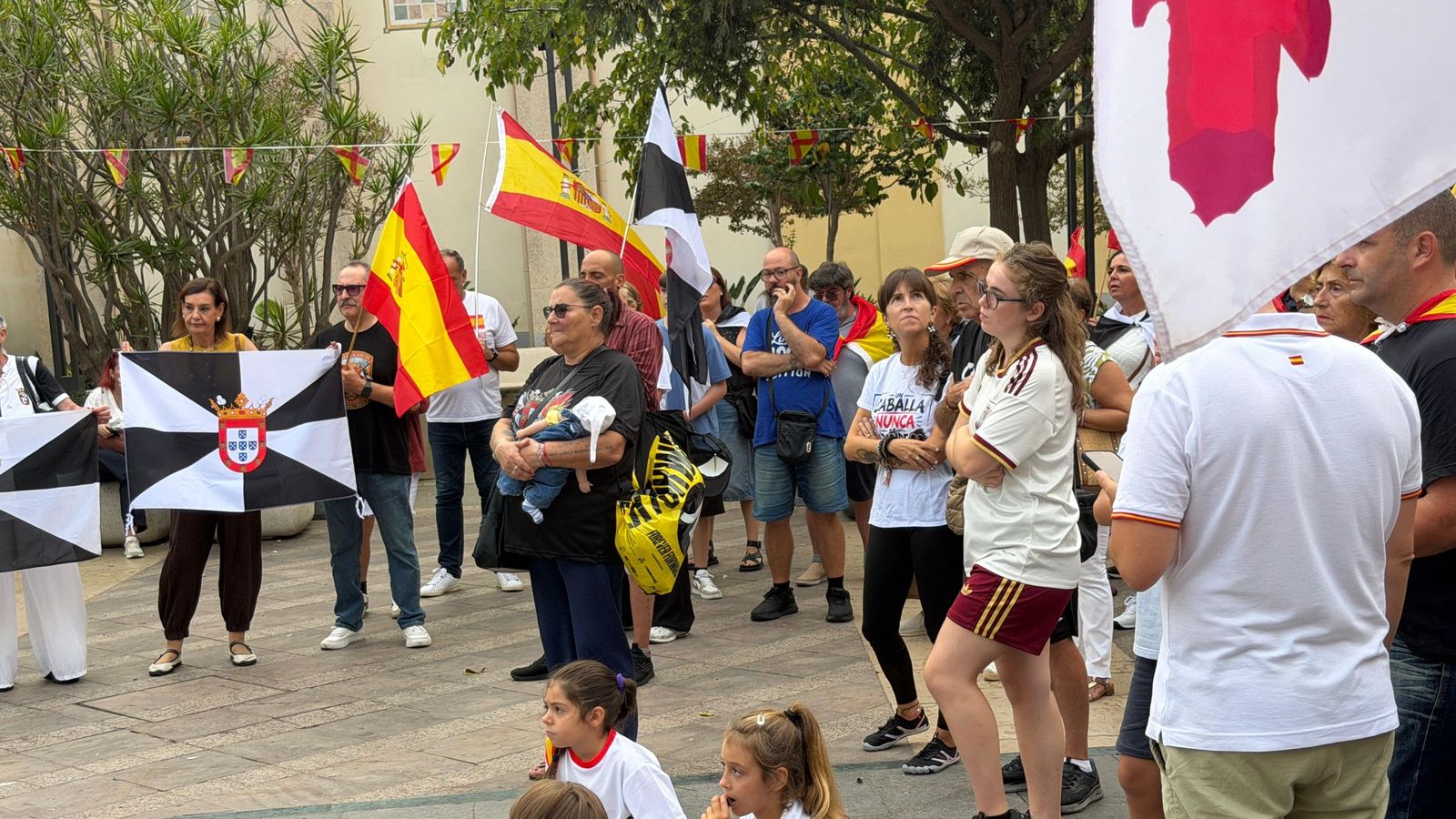 Protesta de ceutíes en la plaza de los Reyes contra la crisis tras 64 días