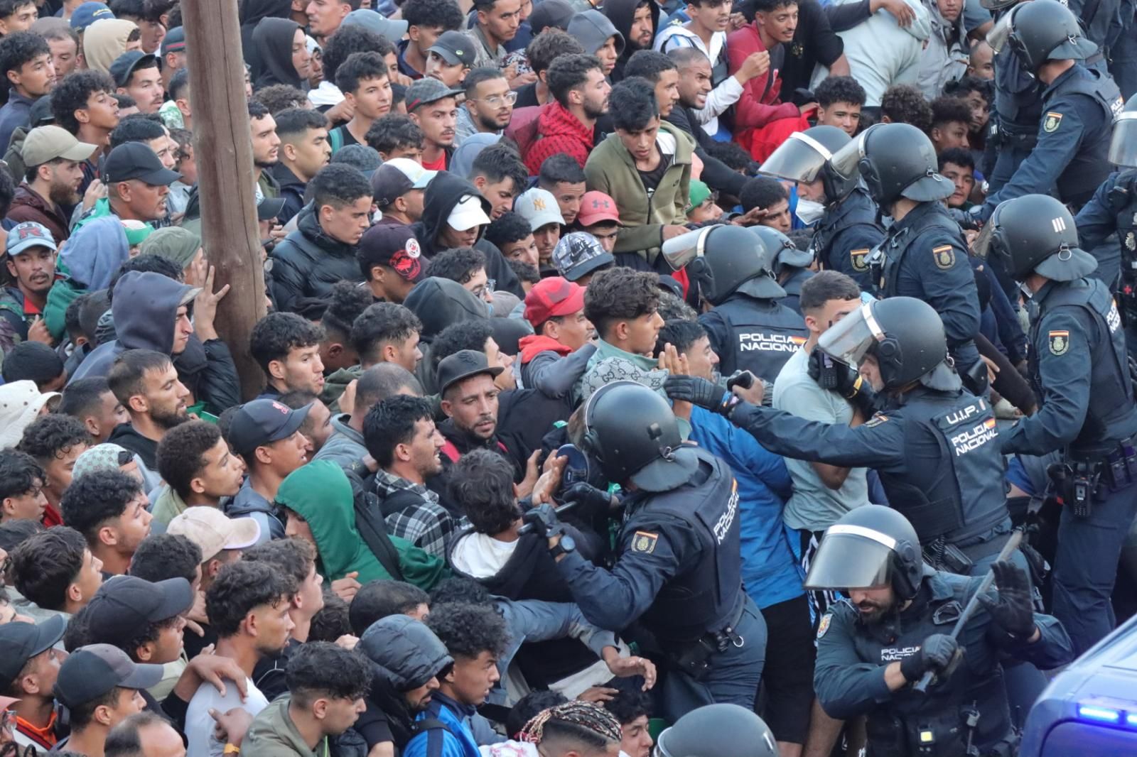 Tenso traslado  de más de  3.000 migrantes de las playas de Ceuta a un nuevo centro temporal