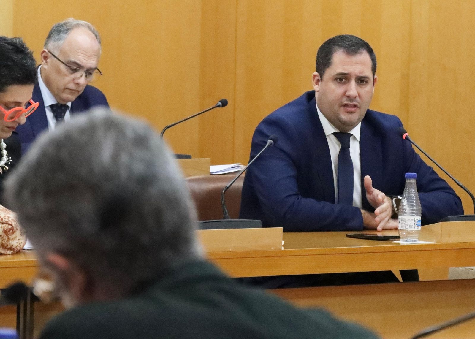 El consejero de Medio Ambiente, Servicios Urbanos y Vivienda, Alejandro Ramírez, se dirige al portavoz del PSOE, Sebastián Guerrero