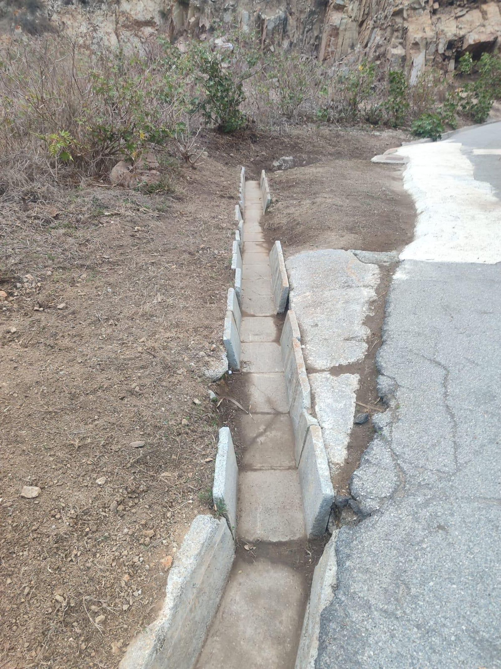 La Ciudad acomete trabajos de limpieza, desbroce y mantenimiento en distintas barriadas