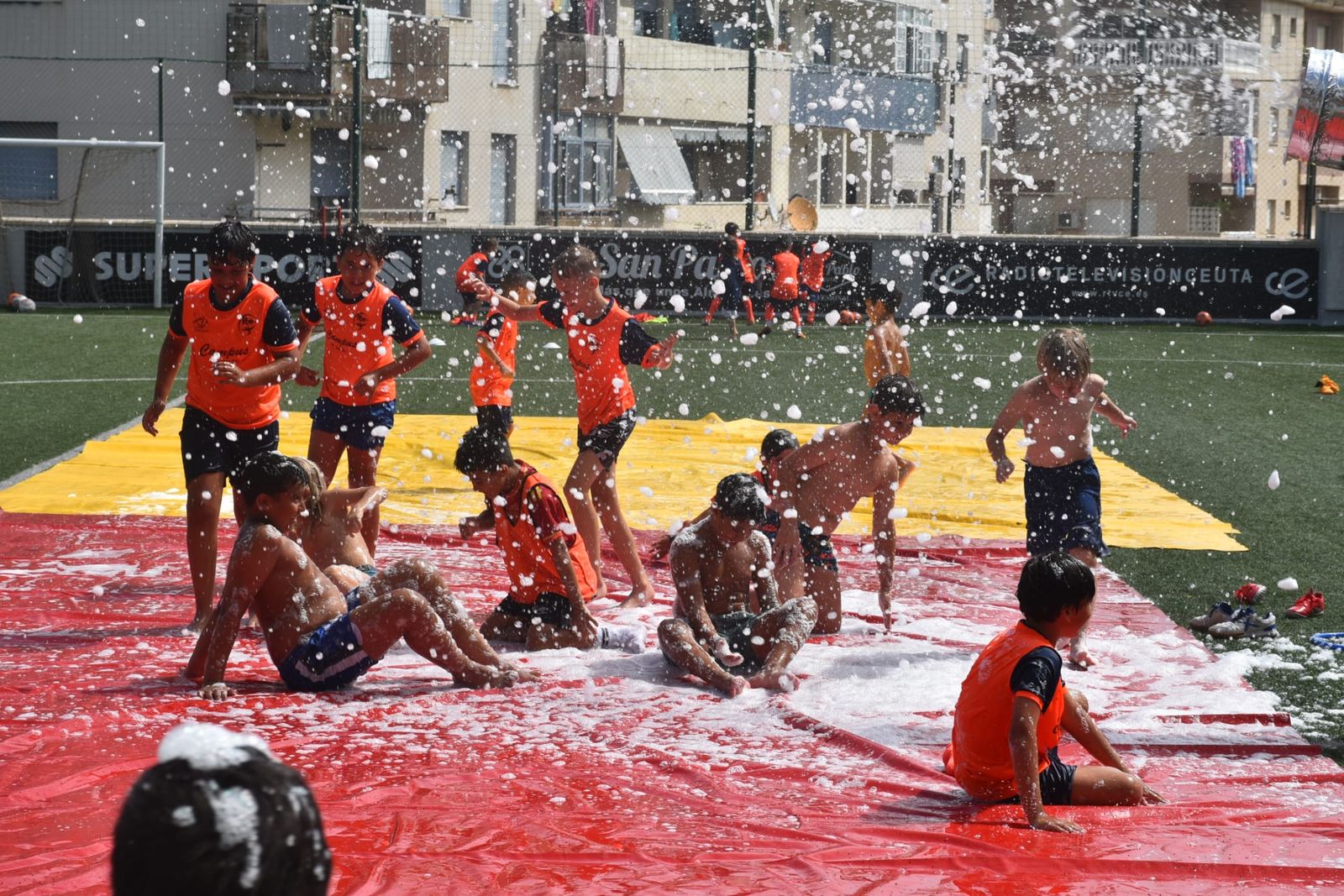 Fiesta de deporte, espuma y convivencia en el Campus de Verano ‘Emilio Cózar’
