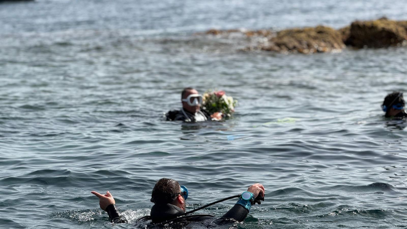 Las ofrendas florales a la Virgen del Carmen en la Piedra del Pineo