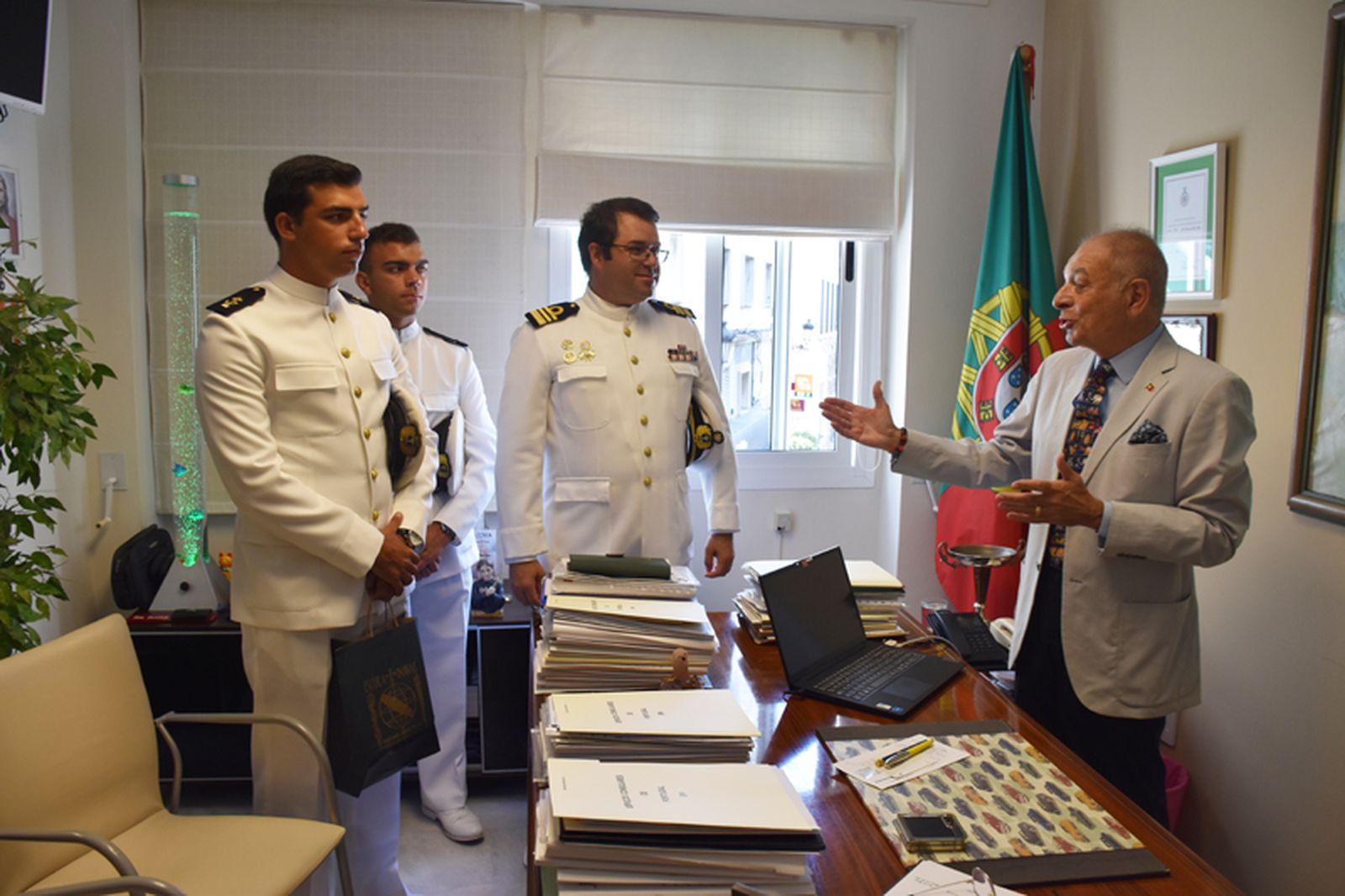 El cónsul de Portugal en Ceuta, Francisco José Ríos, recibe al capitán del NRP Zarco y a dos cadetes. / FOTO NICOL´S
