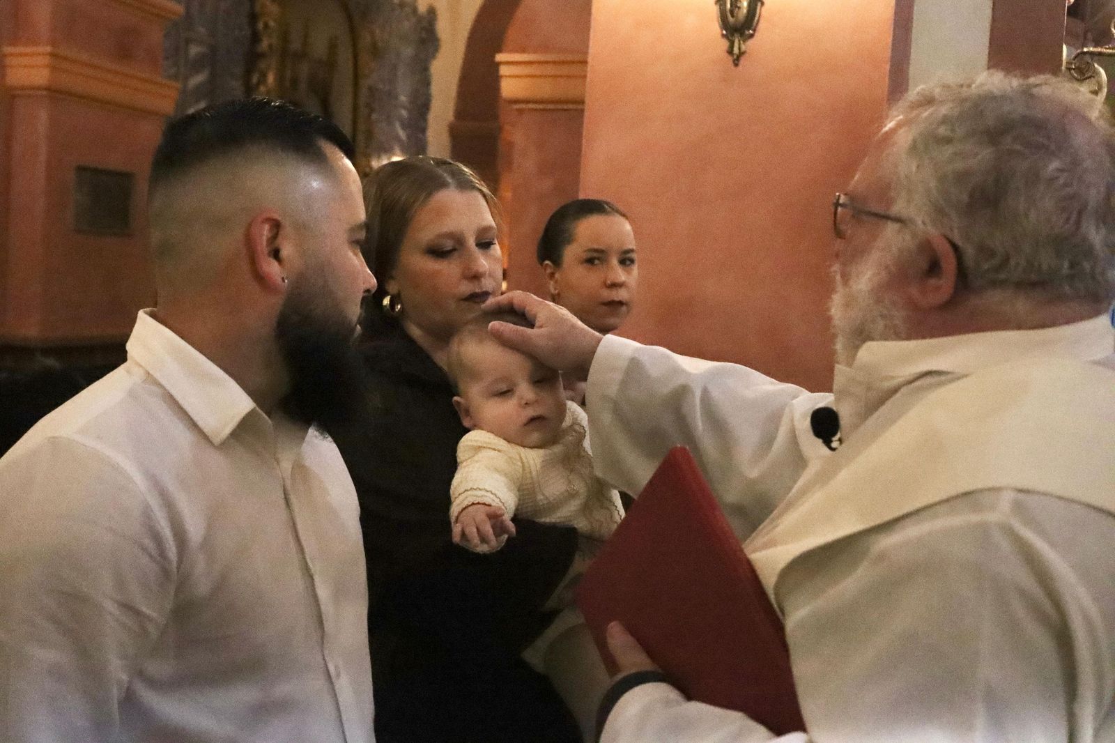 Daniel, Adrián y Noel reciben el Sacramento del bautismo