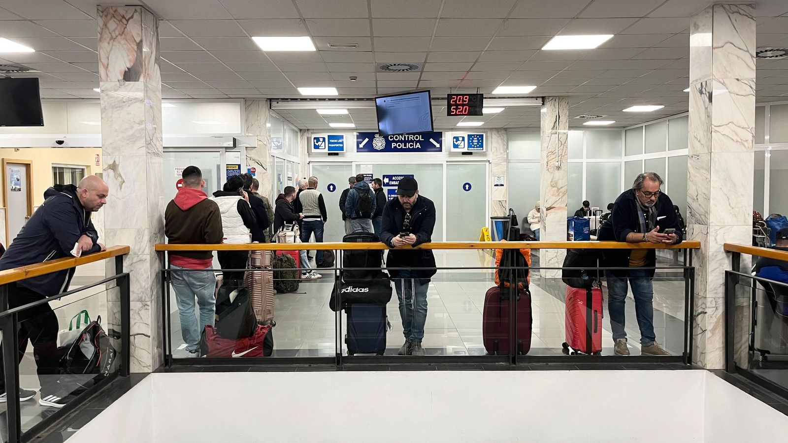 Viajeros aguardan la salida del ferri en la Estación Marítima
