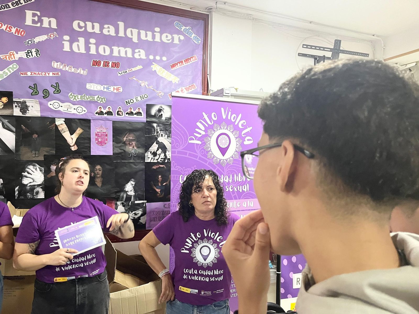 Un alumno del IES Abyla atiende a las formaciones del Punto Violeta contra las agresiones sexuales