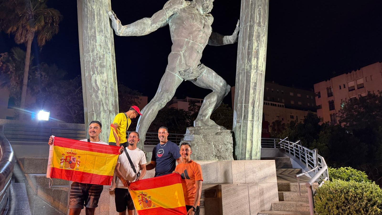 Celebración de la victoria de España frente a Francia en la semifinal del Mundial 2026 en la playa de La Ribera
