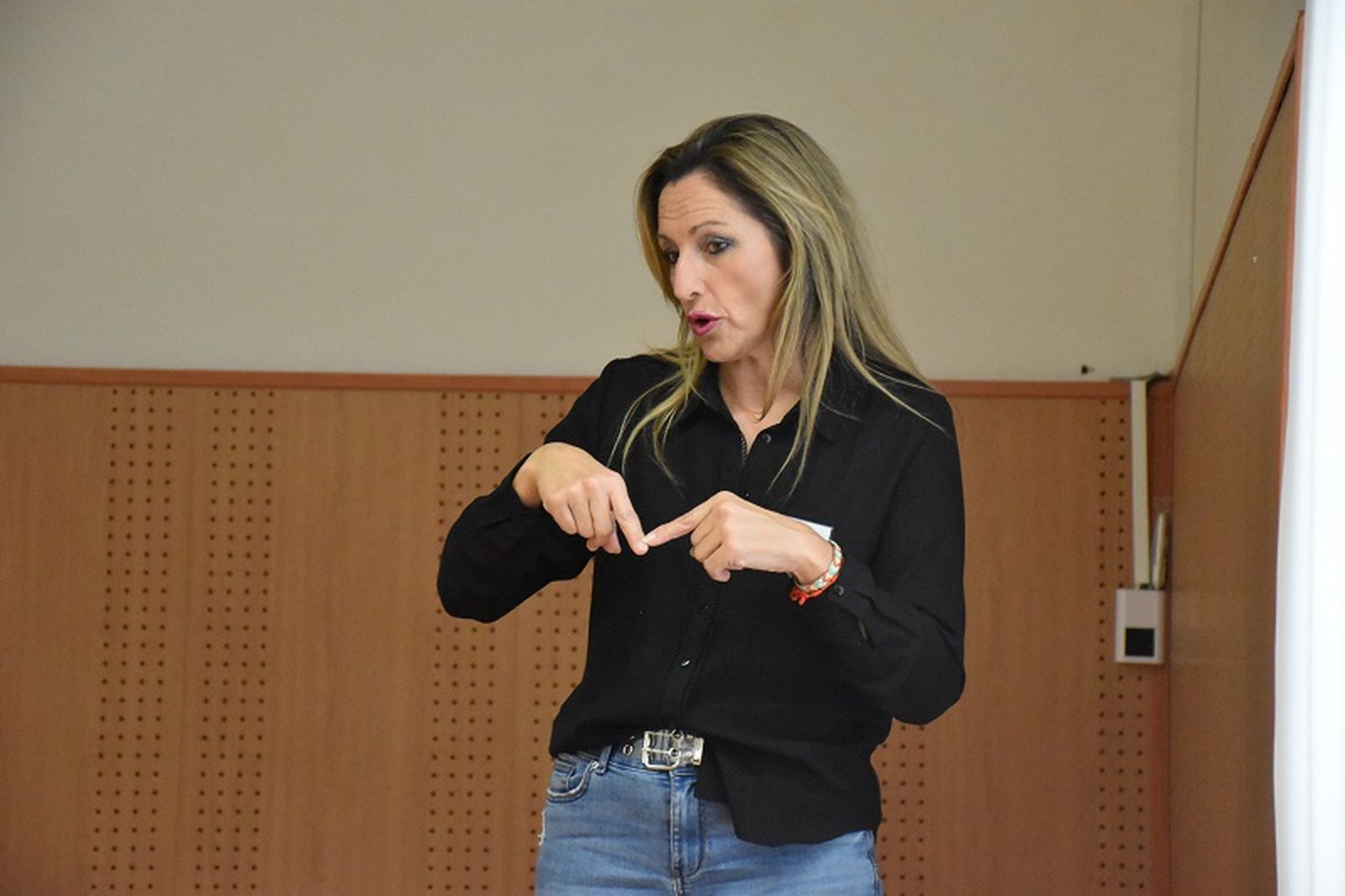 Una intérprete de lengua de signos