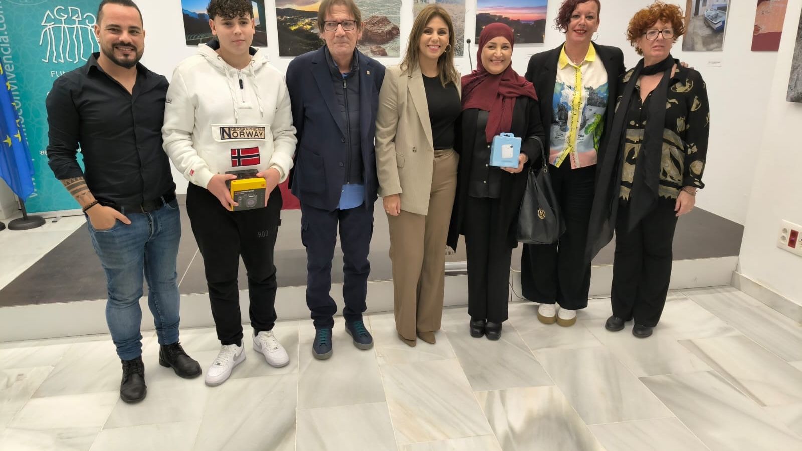 Los premiados en el certamen posan para los fotógrafos