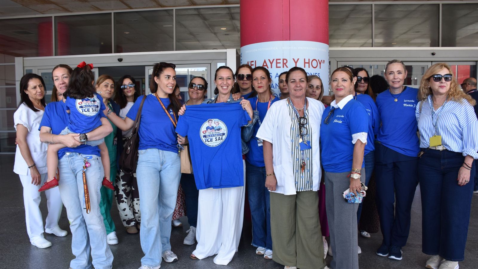 Miembros de SAE durante la concentración de UGT y CCOO en el hospital por la reclasificación profesional de los técnicos sanitarios medios y superiores