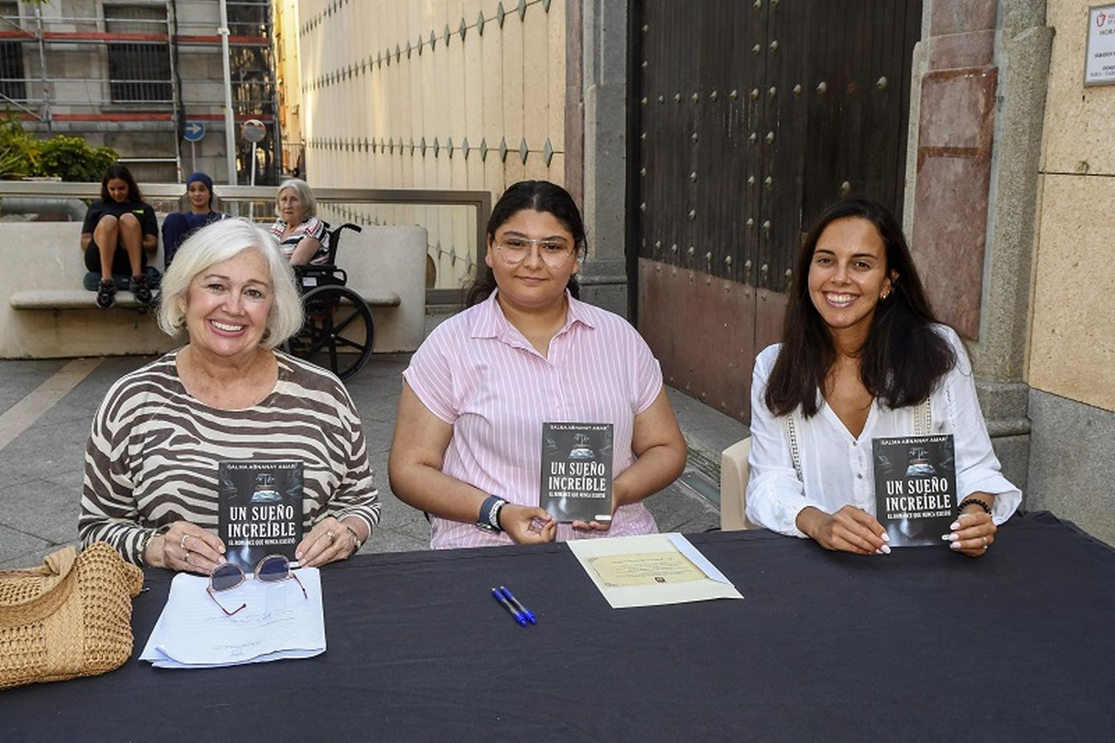 La gestora cultural de la Consejería, Isabel Rico -a la izquierda- en la Feria del Libro de Ceuta 2025. / FOTO CEDIDA