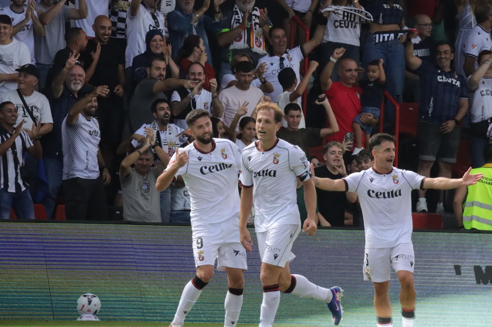 (3-1) Carlos Hernández se viste de héroe para remontar ante el Sanse