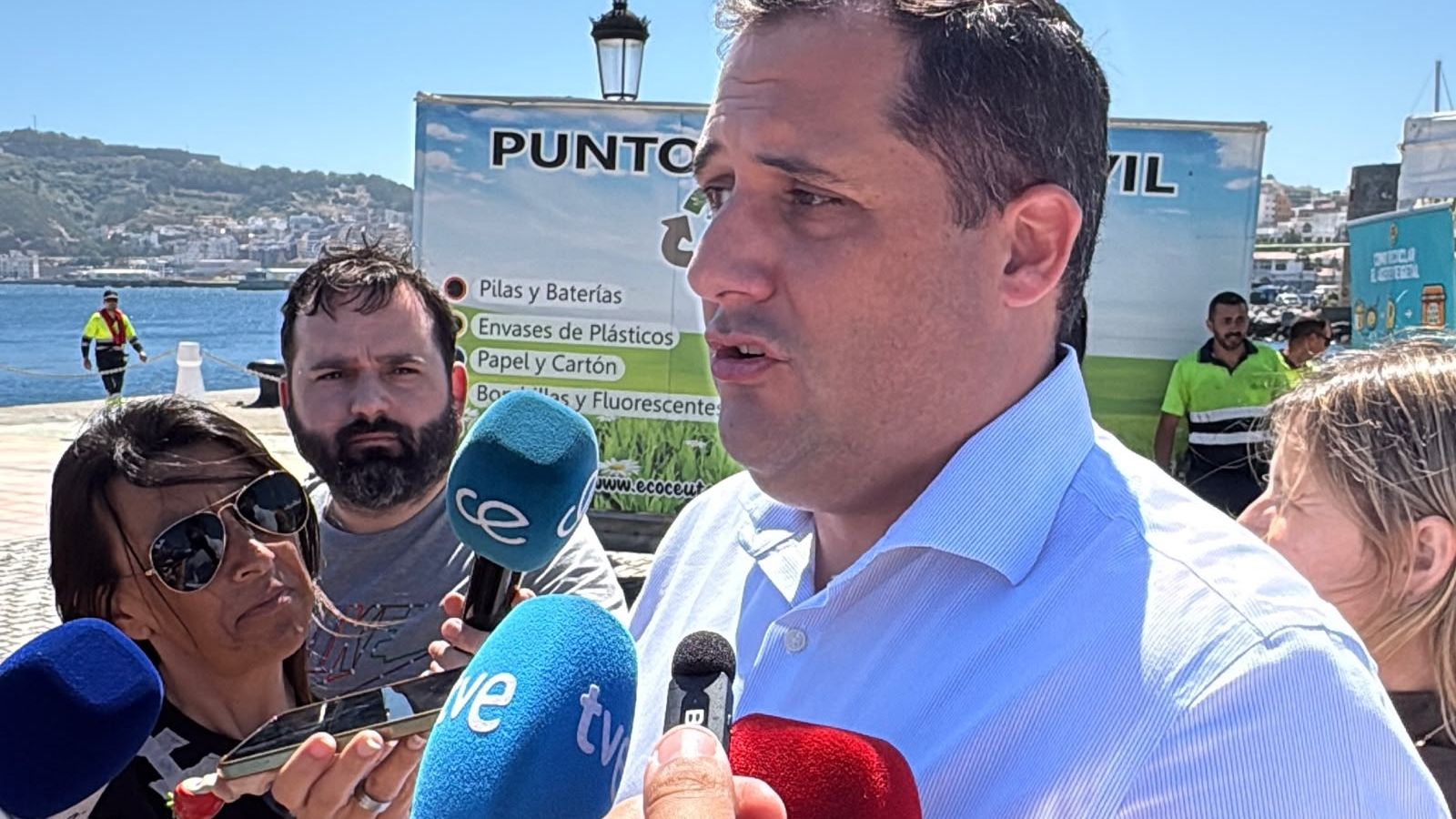 Ramírez atendiendo a los medios de comunicación