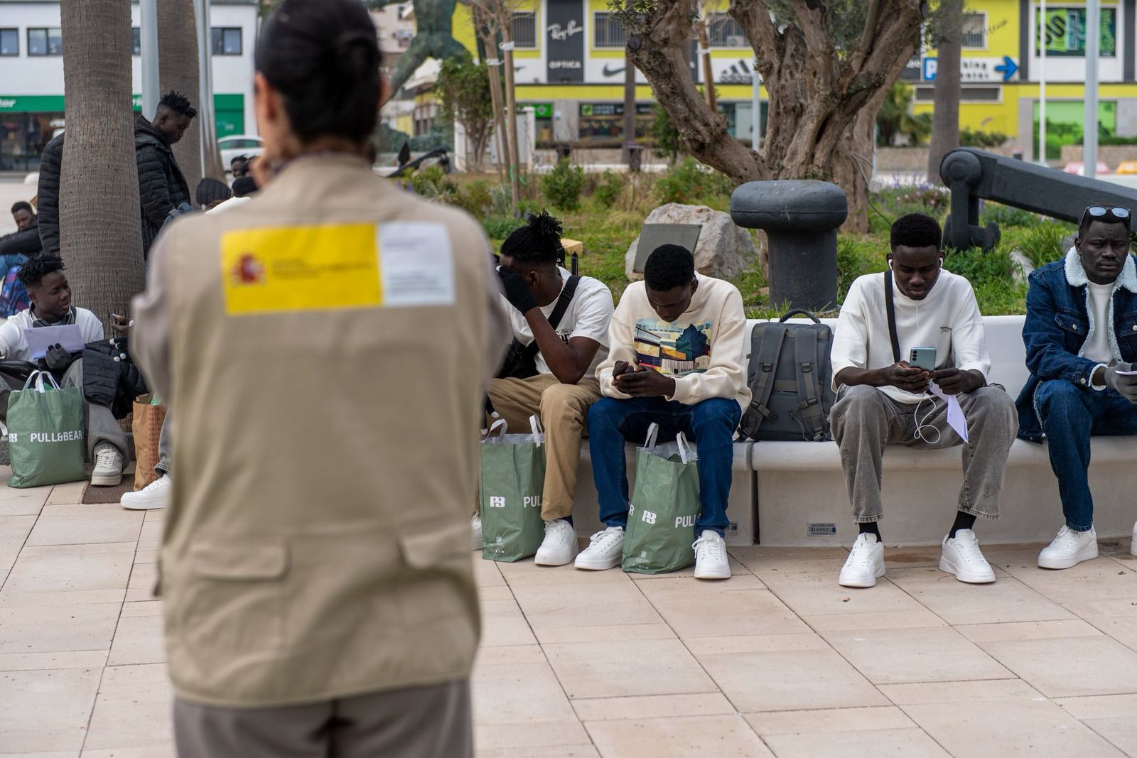 Un grupo de ex residentes del CETI espera en la Estación Marítima antes de tomar un barco a Algeciras