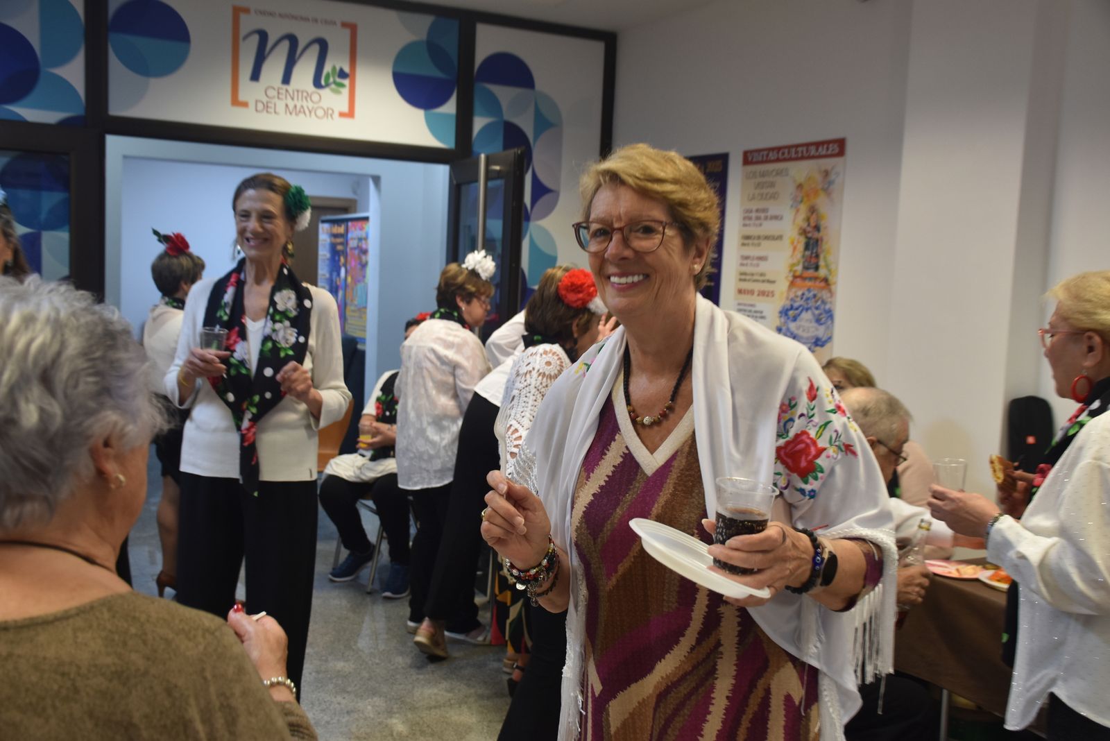 Las mujeres del Centro del Mayor celebran sus Cruces de Mayo