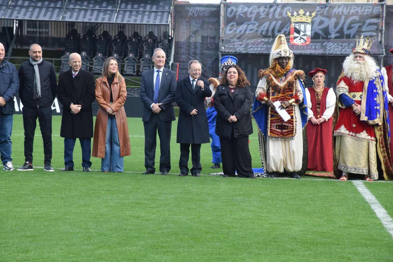 Los Reyes Magos aterrizan en el Alfonso Murube horas antes de la cabalgata