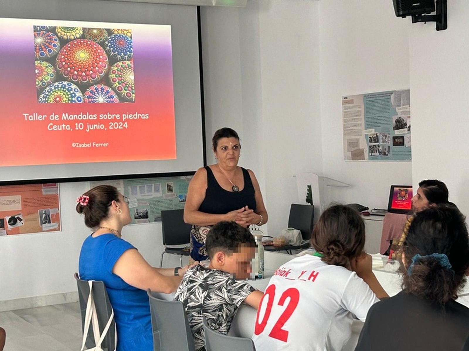 La abogada marbellí y experta en arte meditativo Isabel Ferrer fue la encargada de impartir los talleres. / FOTO G.S.