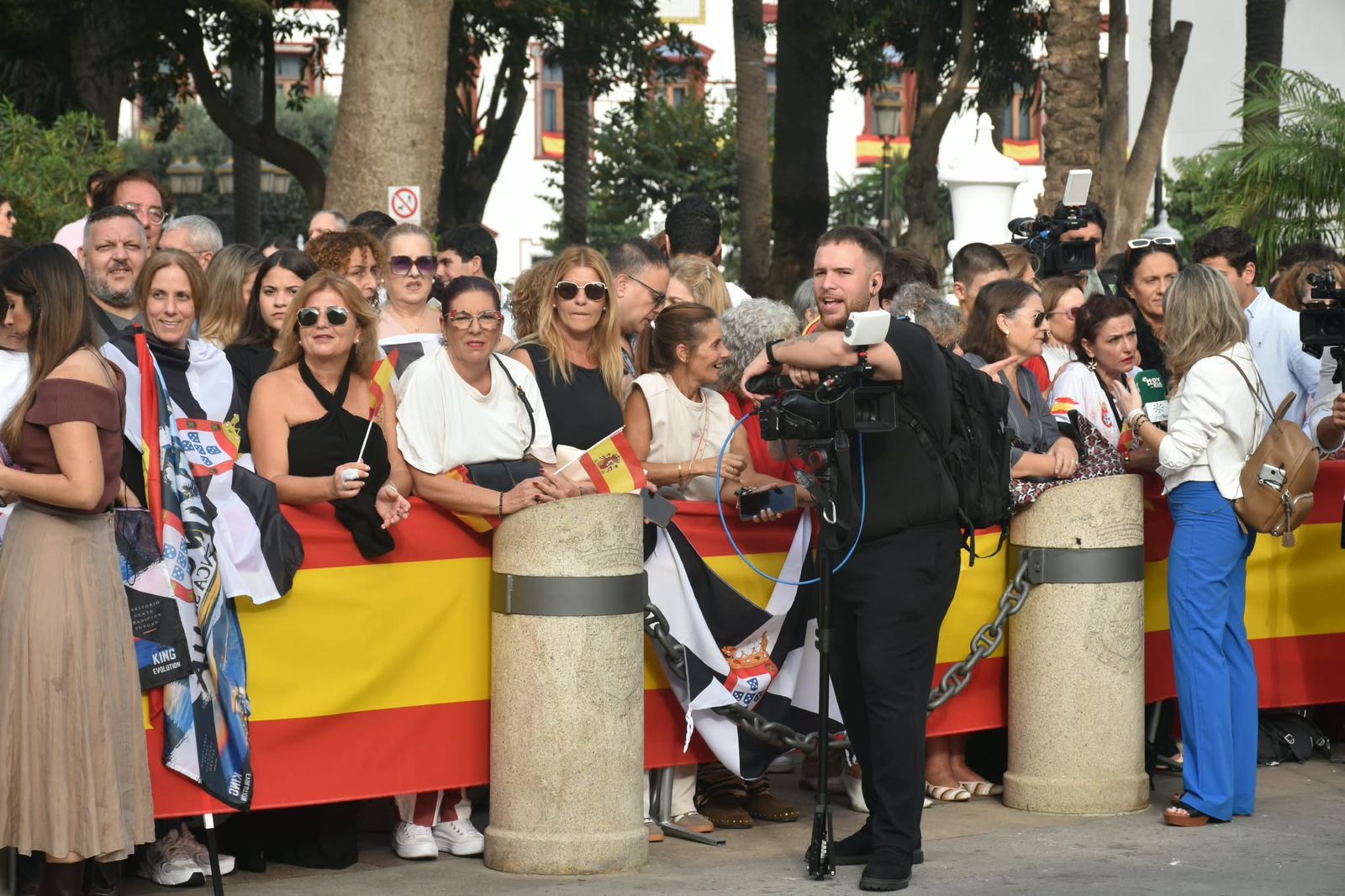 Los Reyes muestran su cercanía a los ceutíes nada más llegar a la ciudad