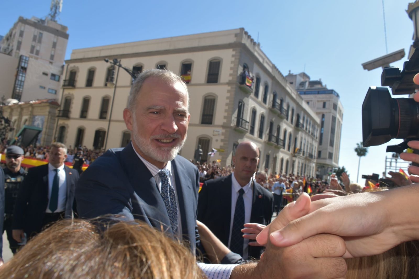 Álbum de una jornada histórica: Felipe y Letizia, con los ceutíes