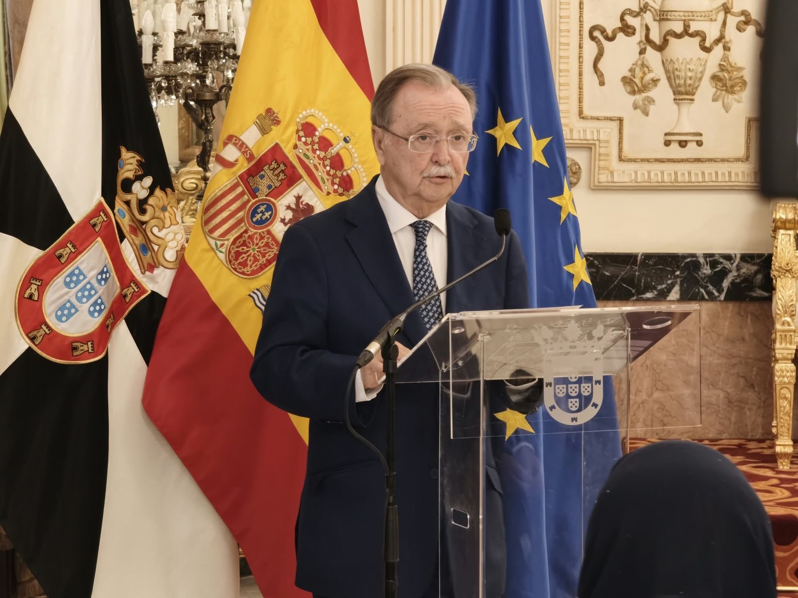 El presidente Vivas atiende a los medios de comunicación en el Salón del Trono