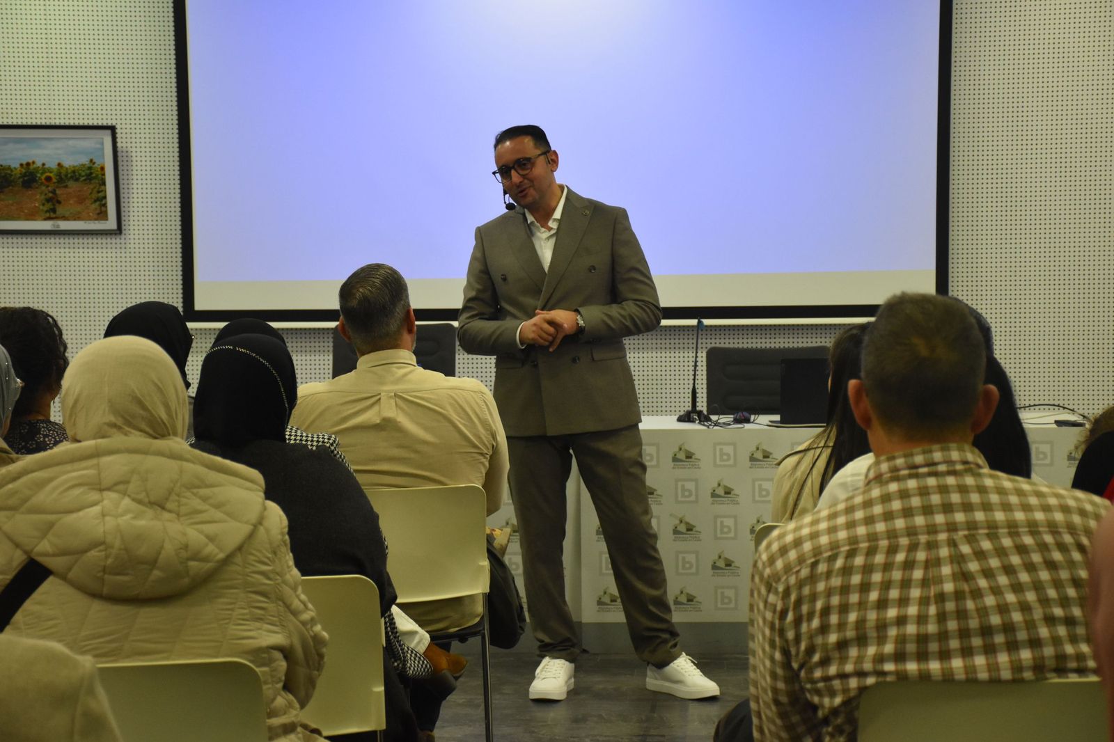 El psicólogo Nizar Liemlahi durante la conferencia ofrecida en la Biblioteca