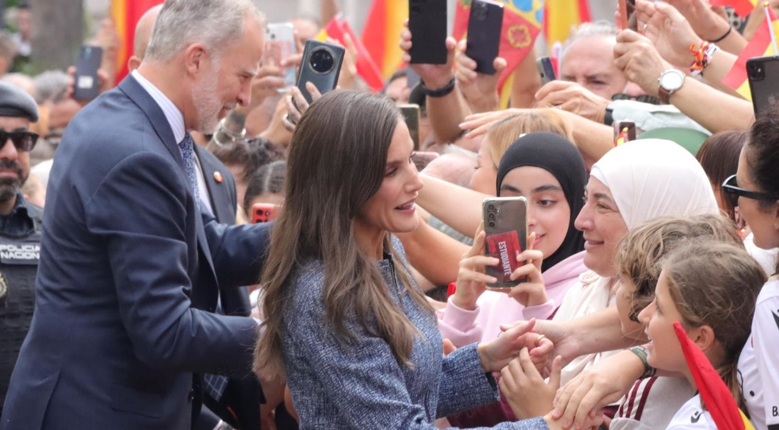 Los Reyes saludan a ceutíes durante su llegada a la ciudad