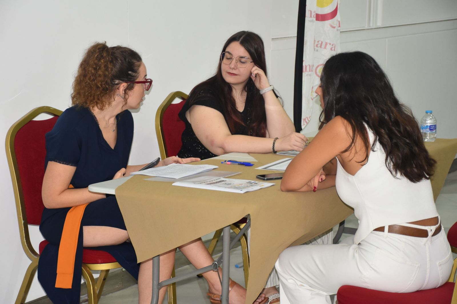 Mujeres en uno de los 'stand' de la Cámara de Comercio