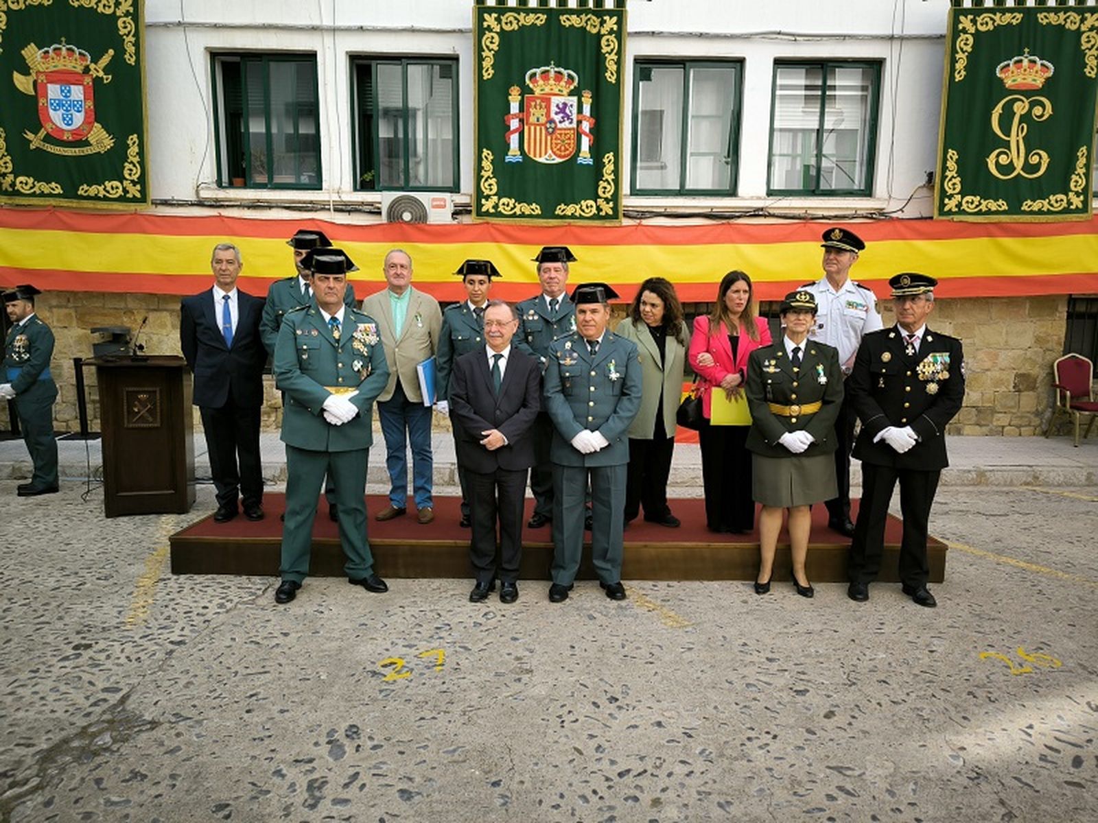 Autoridades políticas y de la Guardia Civil este lunes durante el acto por el 180 aniversario del instituto armado. / FOTO NICOL'S