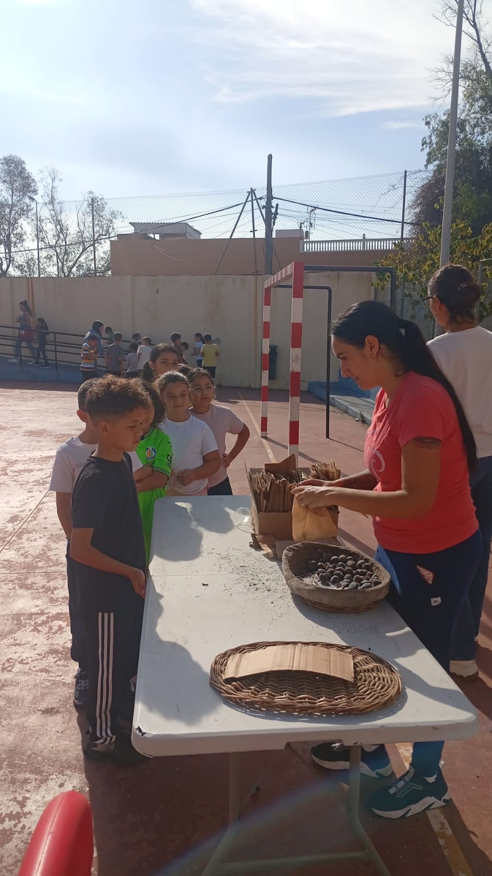 FOTOGALERÍA | El Castañero visita el CEIP Reina Sofía para mantener la tradición en vísperas de La Mochila FOTOGALERÍA | El Castañero visita el CEIP Reina Sofía para mantener la tradición en vísperas de La Mochila