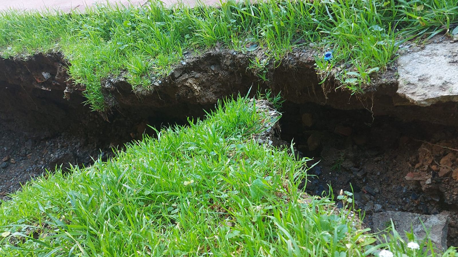 Socavón en el patio del Valle Inclán