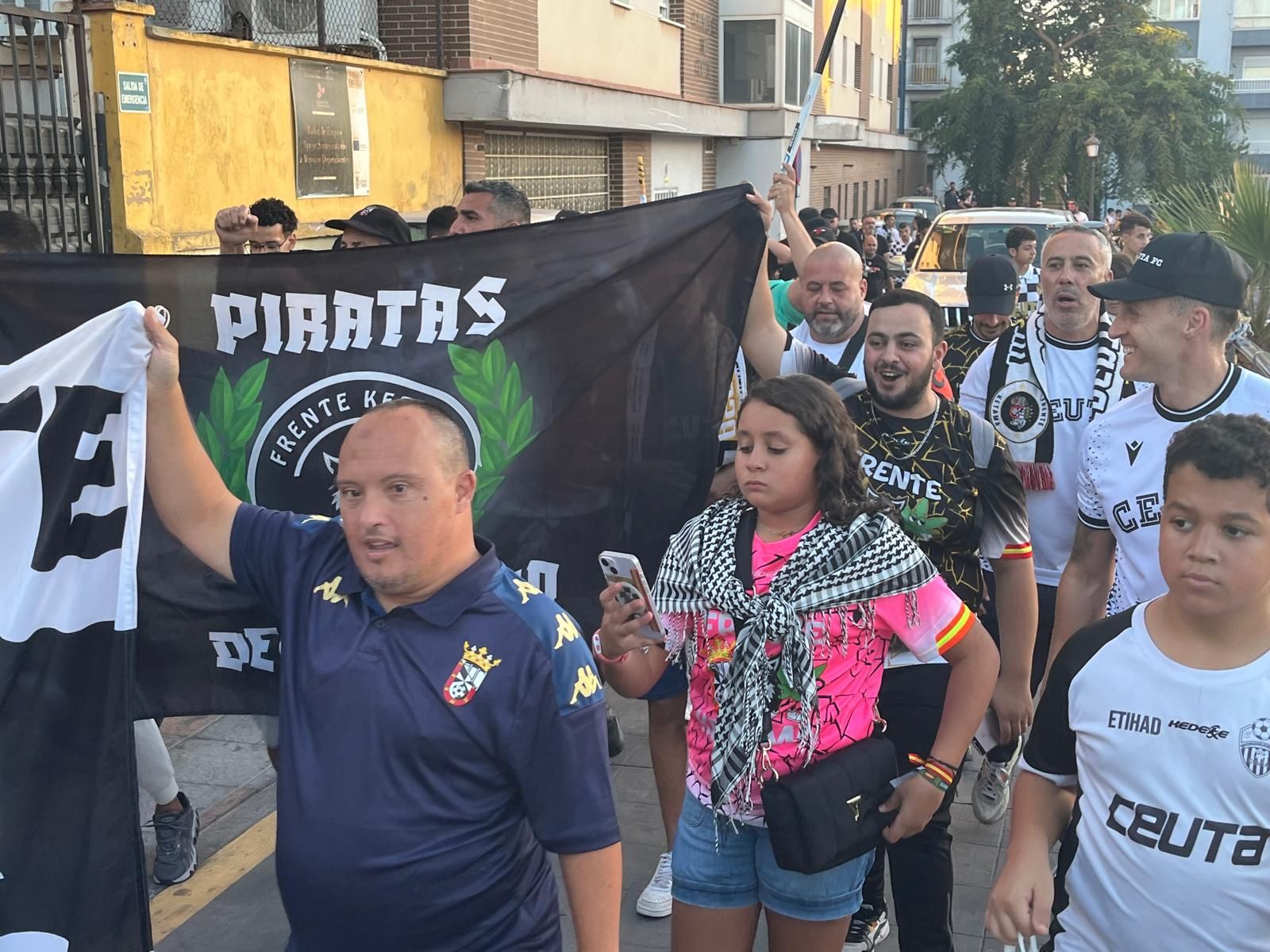 ‘Corteo’ de los ceutíes para animar a su equipo cerca del ‘Murube’ ‘Corteo’ de los ceutíes para animar a su equipo cerca del ‘Murube’