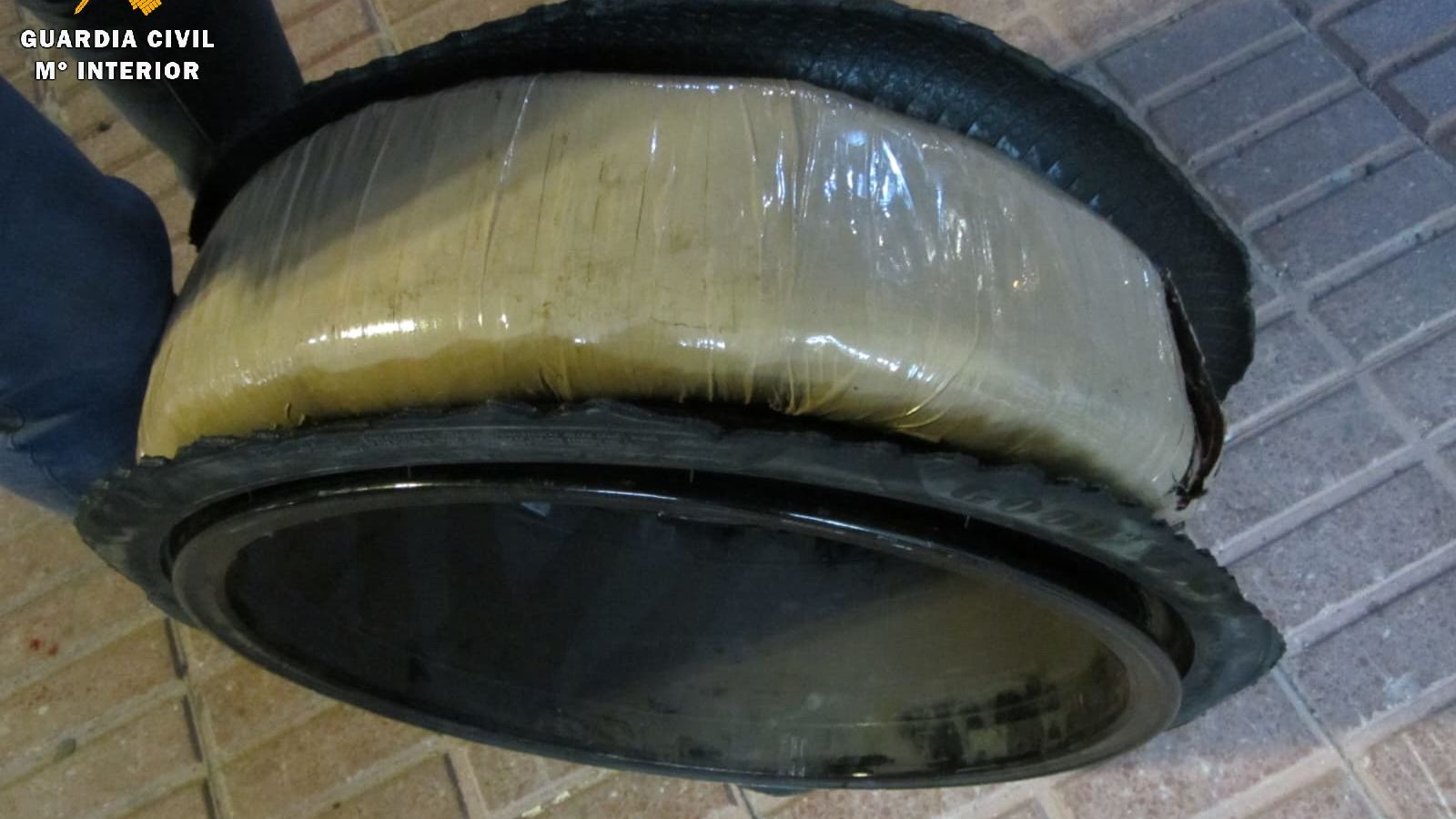 La droga fue encontrada en el interior de los neumáticos del coche La droga fue encontrada en el interior de los neumáticos del coche