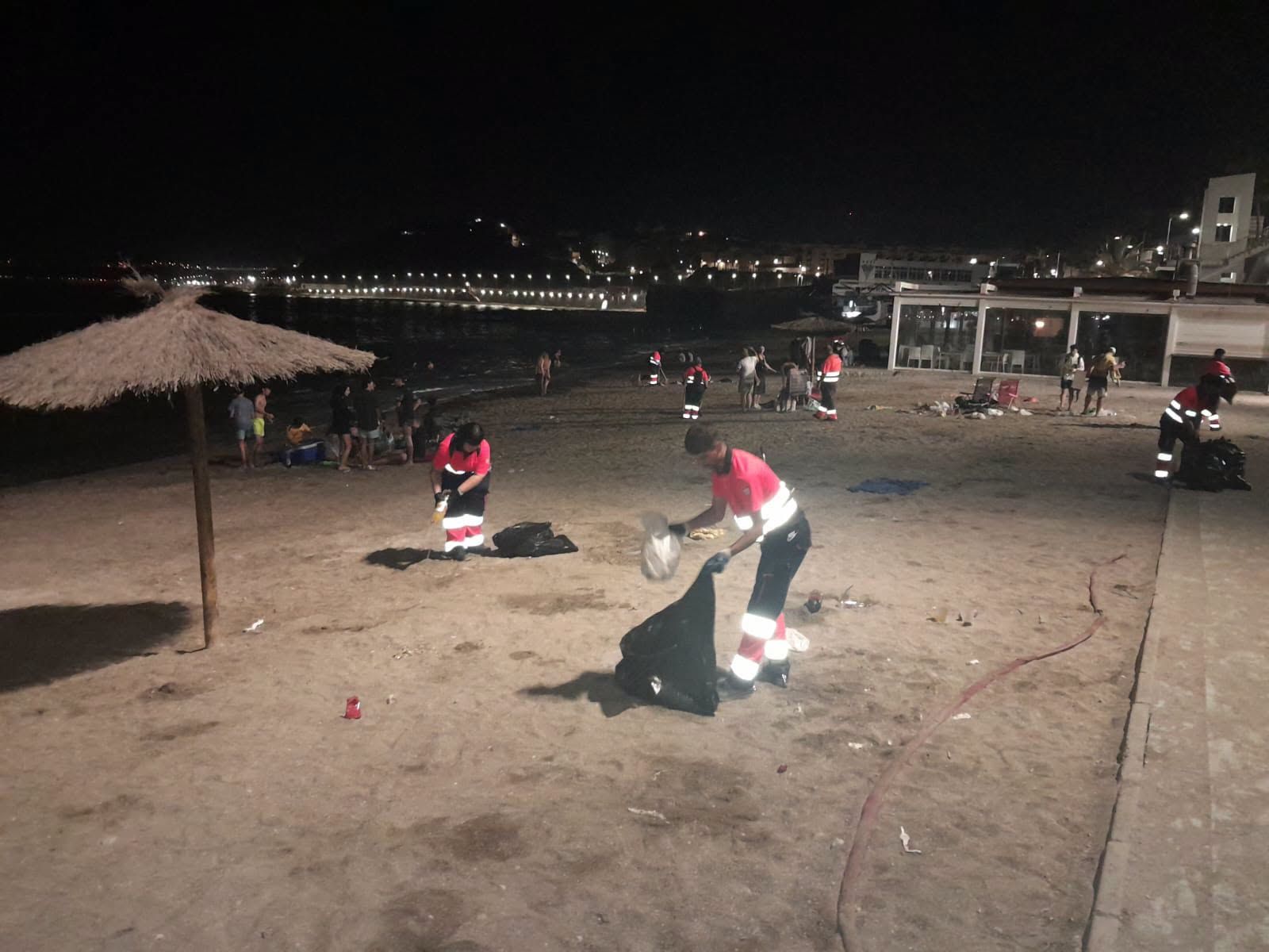 Más de medio centenar de operarios devuelven la normalidad a las playas la Noche de San Juan