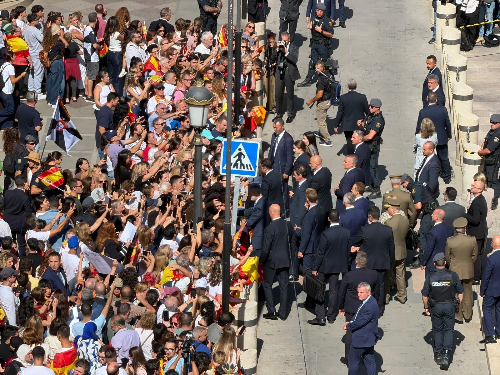 Álbum de una jornada histórica: Felipe y Letizia, con los ceutíes