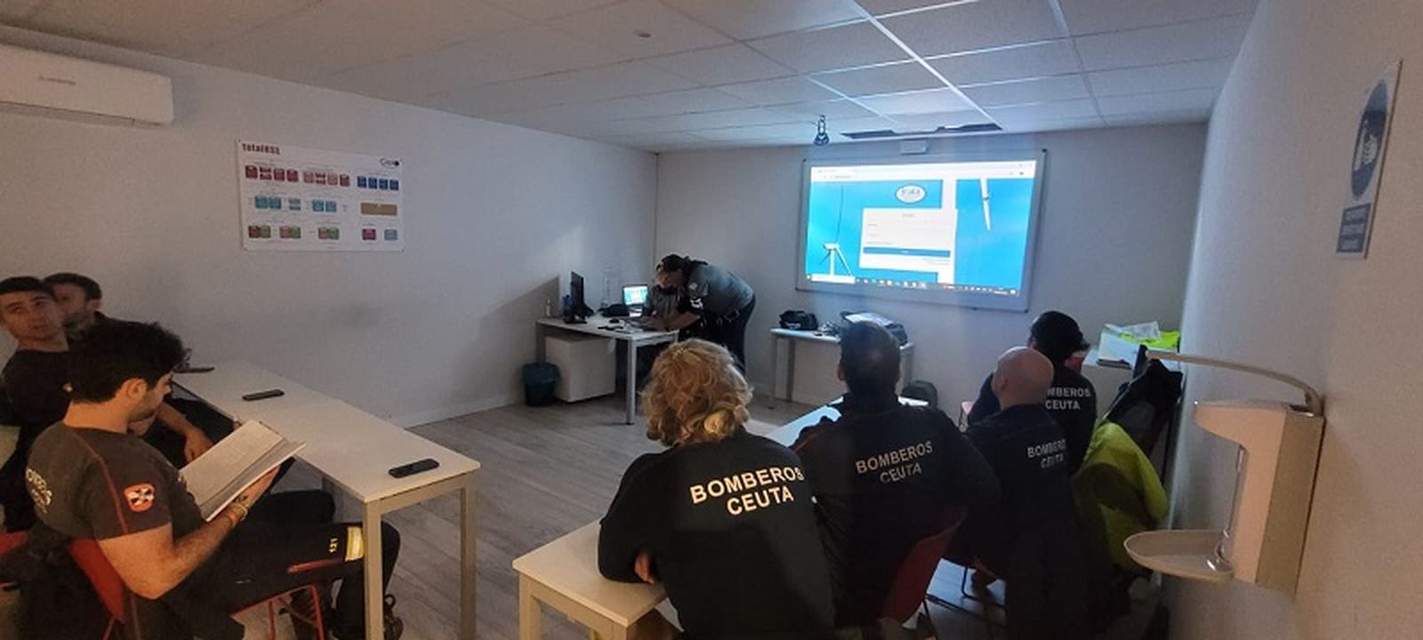 Bomberos de Ceuta durante la formación. / FOTO CEDIDA