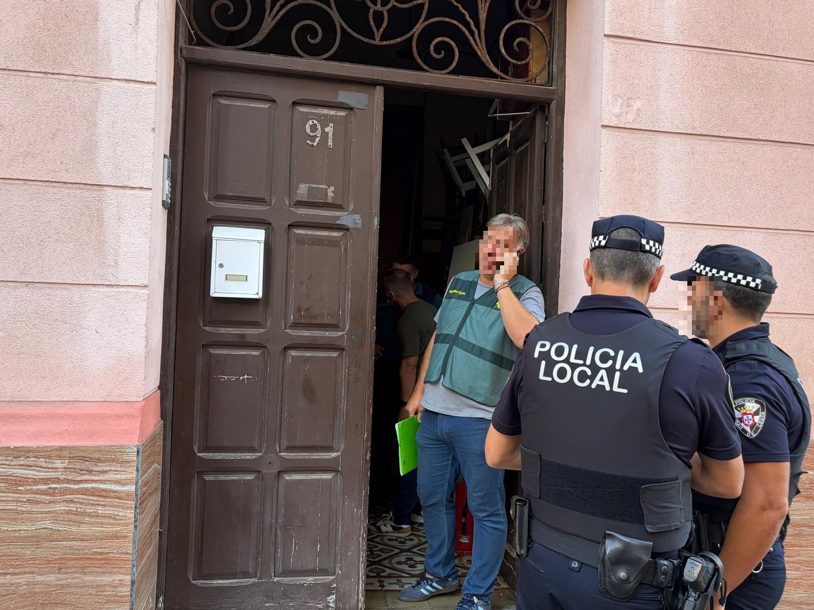 Operativo de la Guardia Civil para desmantelar un piso patera