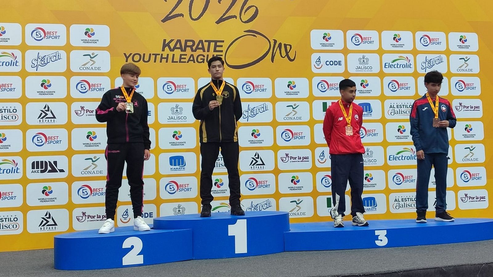 Quique Rodríguez recibiendo la medalla de plata