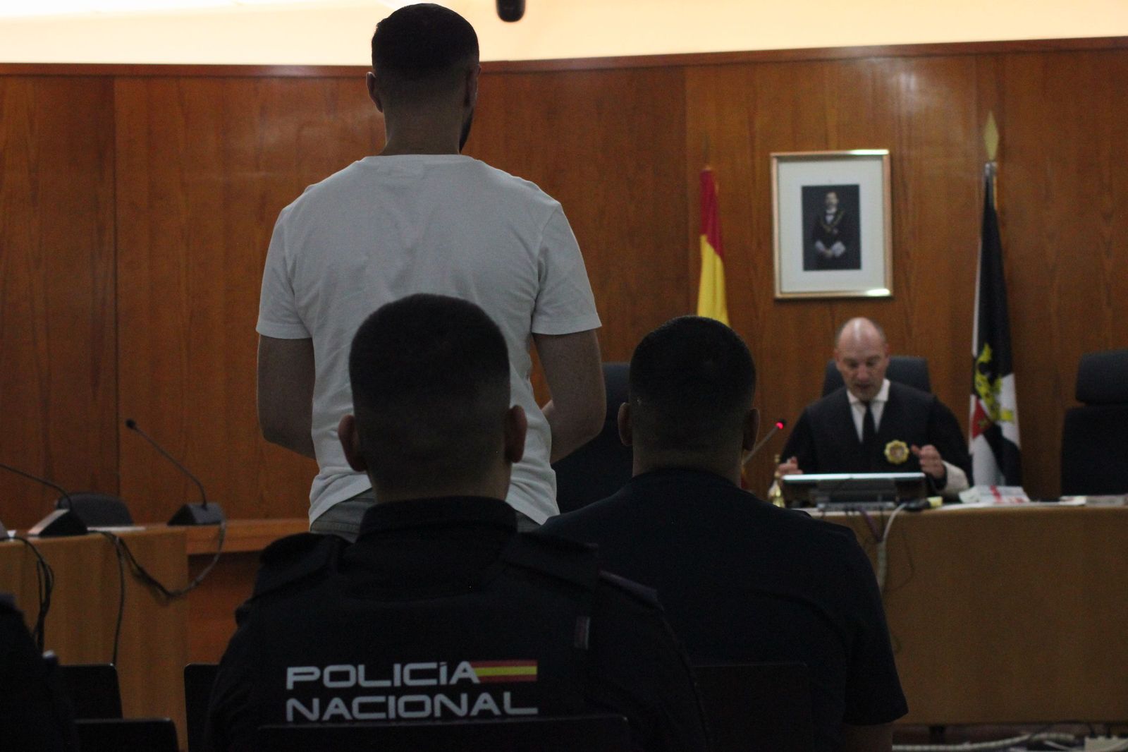 'Castaña' (en pie) y 'Popis' reconocen haber cometido el allanamiento.