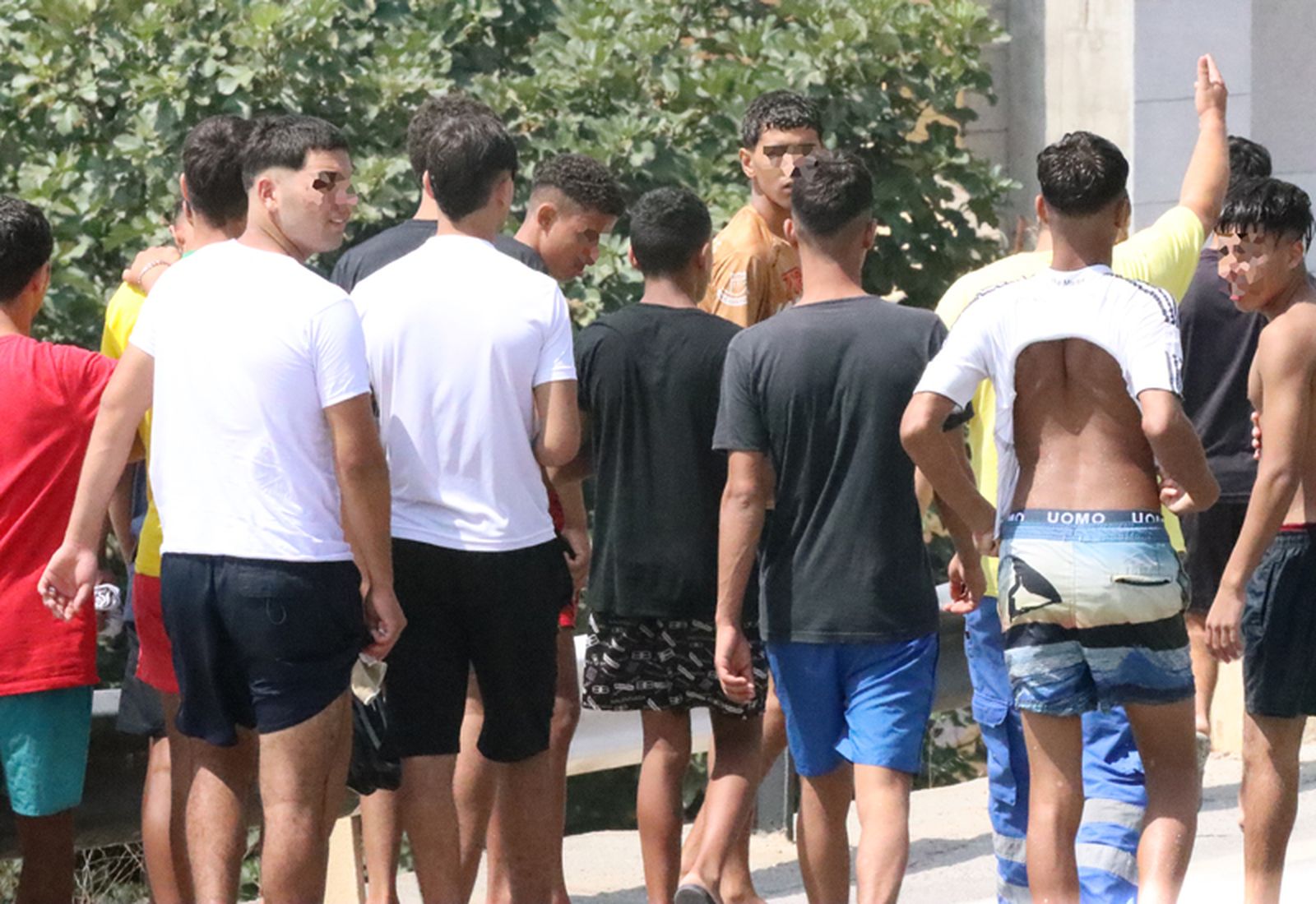 Un grupo de menores camina por una calle de la ciudad. / FOTO REDUAN