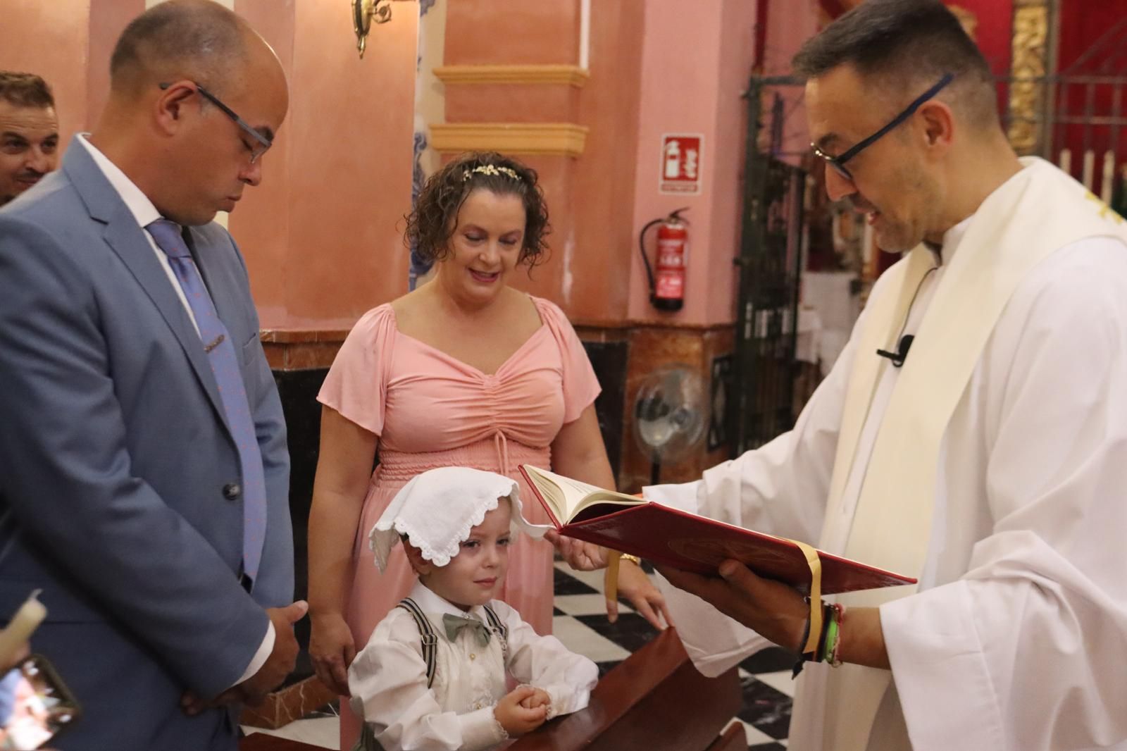 Fabián y Alba reciben el sacramento del bautismo