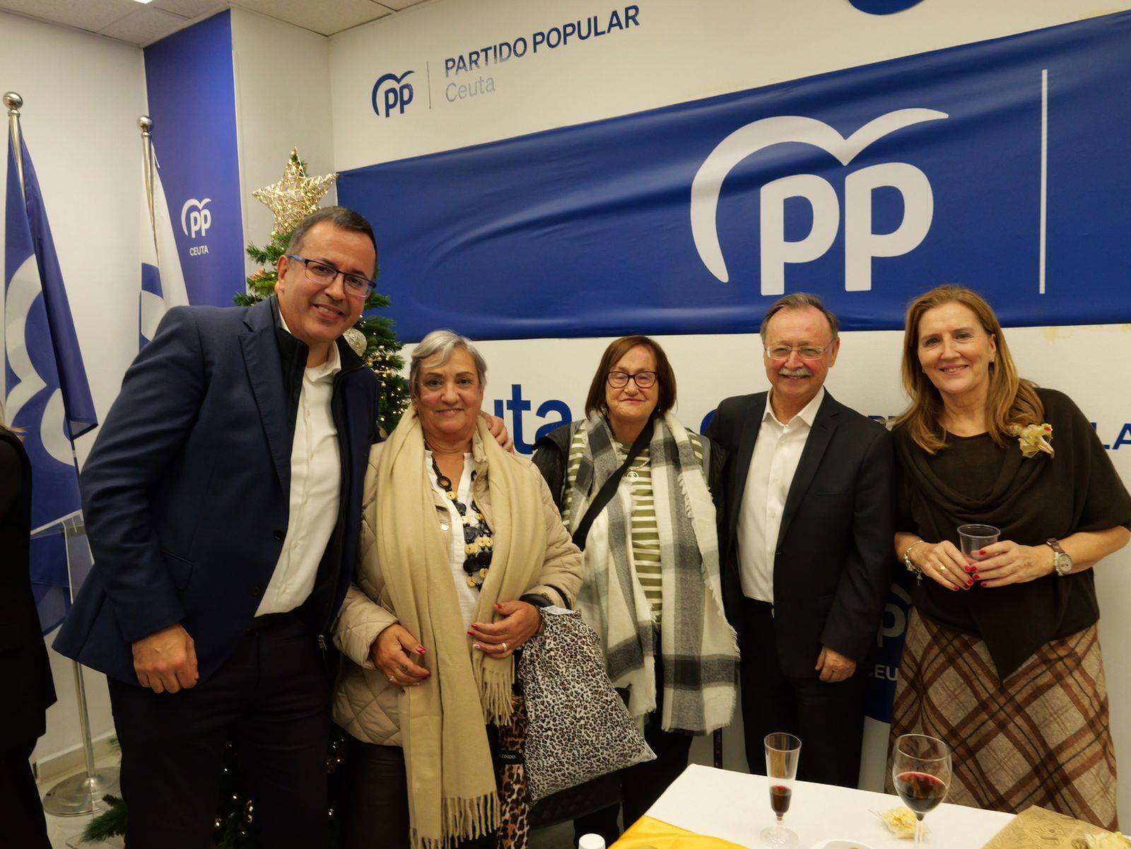 Vivas sugiere un relevo futuro y reivindica su gestión en la copa navideña del PP
