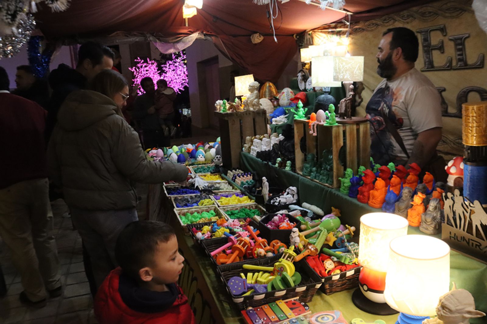 FOTOGALERÍA | Polvoroná infantil y mercadillo en la plaza Nelson Mandela