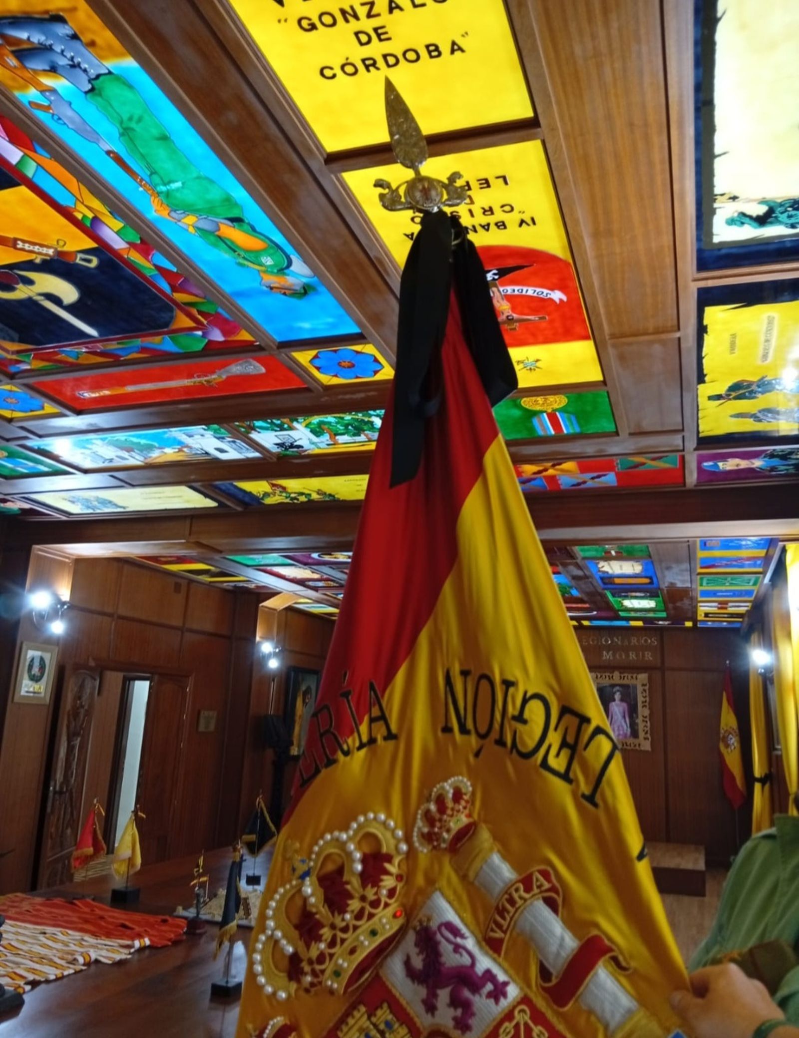 La Enseña Nacional que presidirá el acto de despedida del Caballero Legionario fallecido