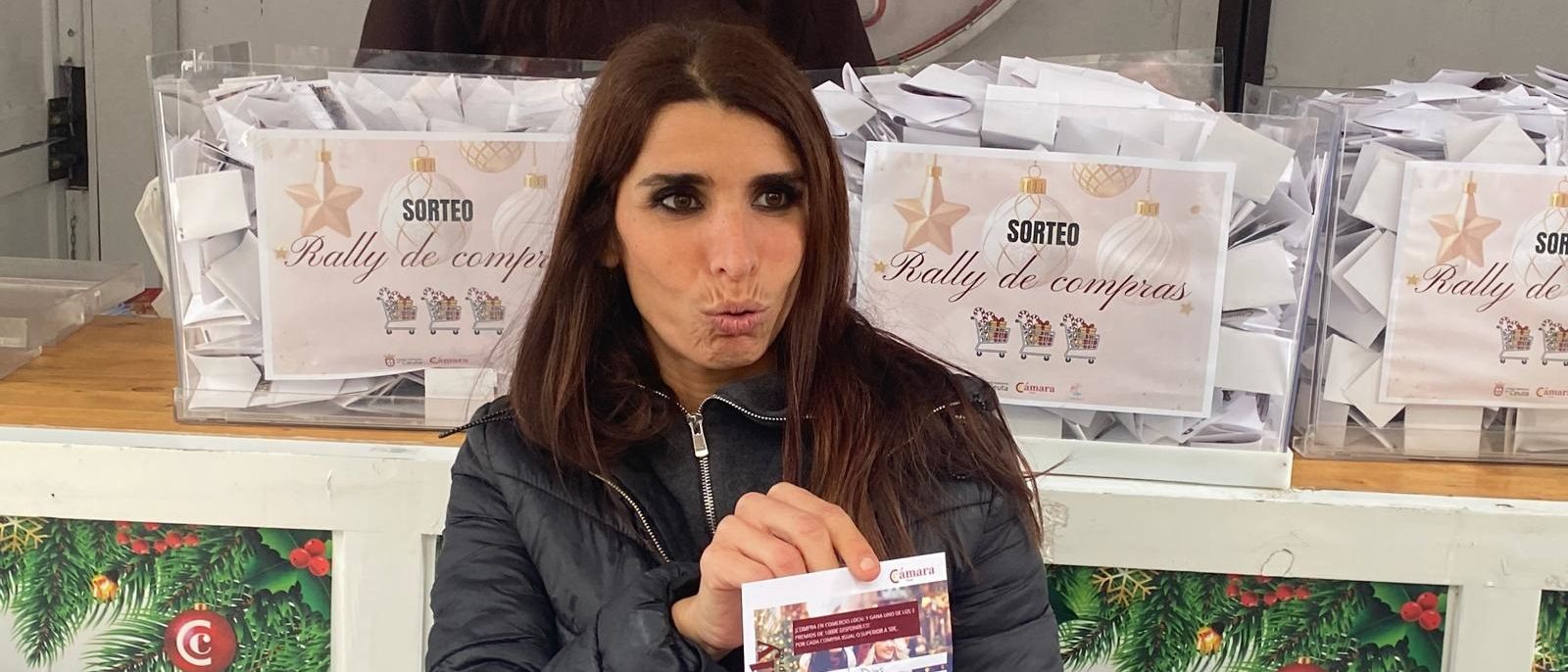 La encargada de sacar los tres premios del Rally de Compras.