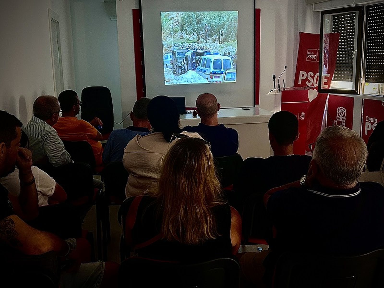 Socialistas viendo el documental. / FOTO CEDIDA