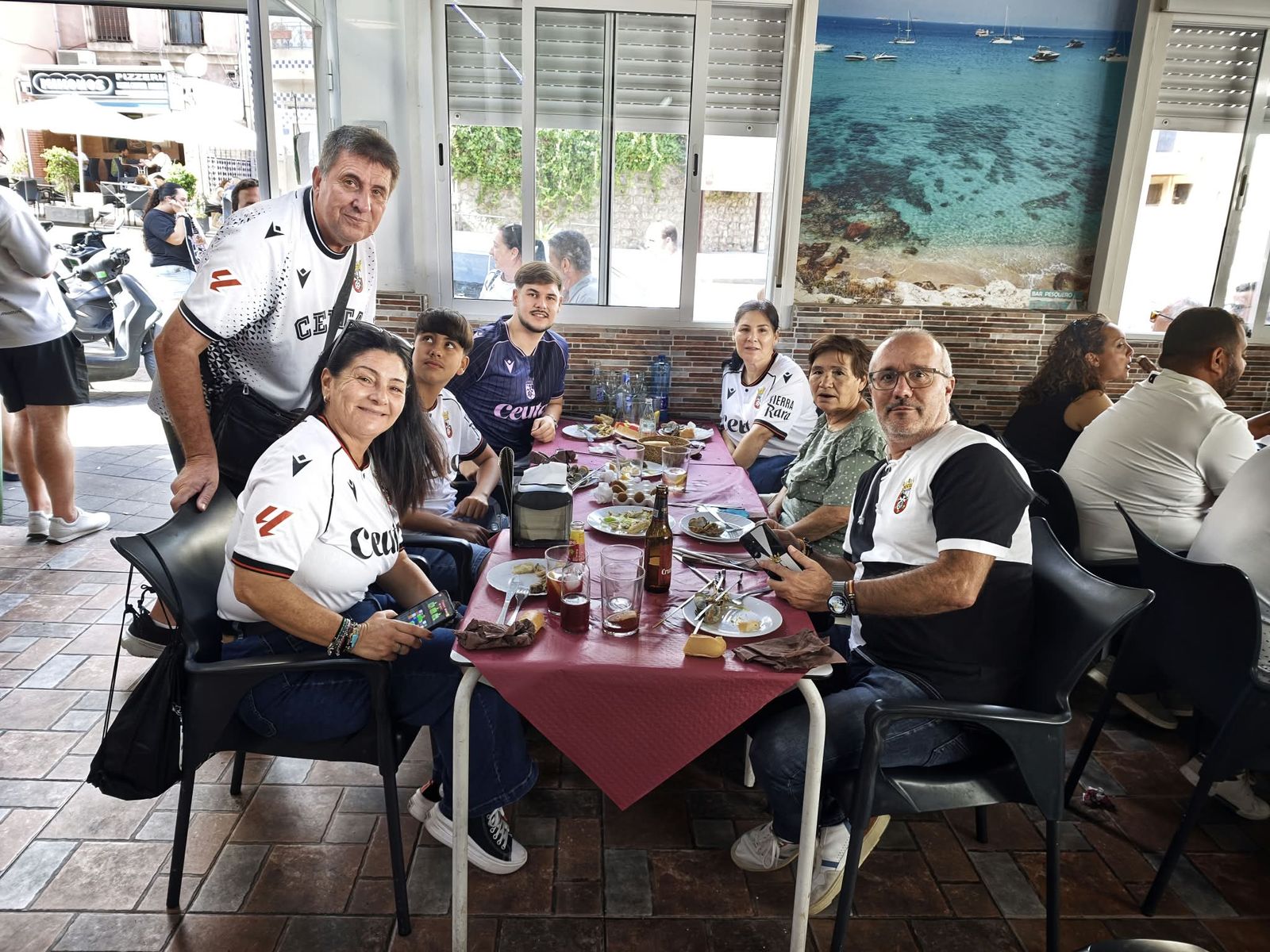 Aficionados en la previa del partido ante el Sabadell