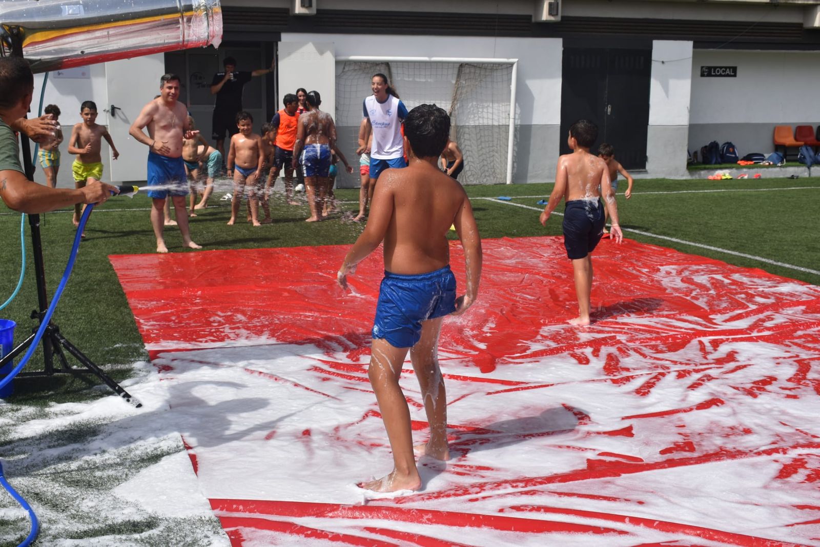 Fiesta de deporte, espuma y convivencia en el Campus de Verano ‘Emilio Cózar’