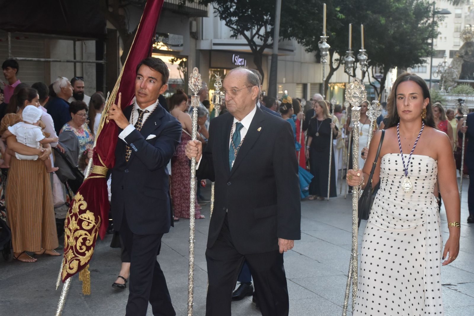 La Virgen de África emociona a Ceuta en una procesión para la historia