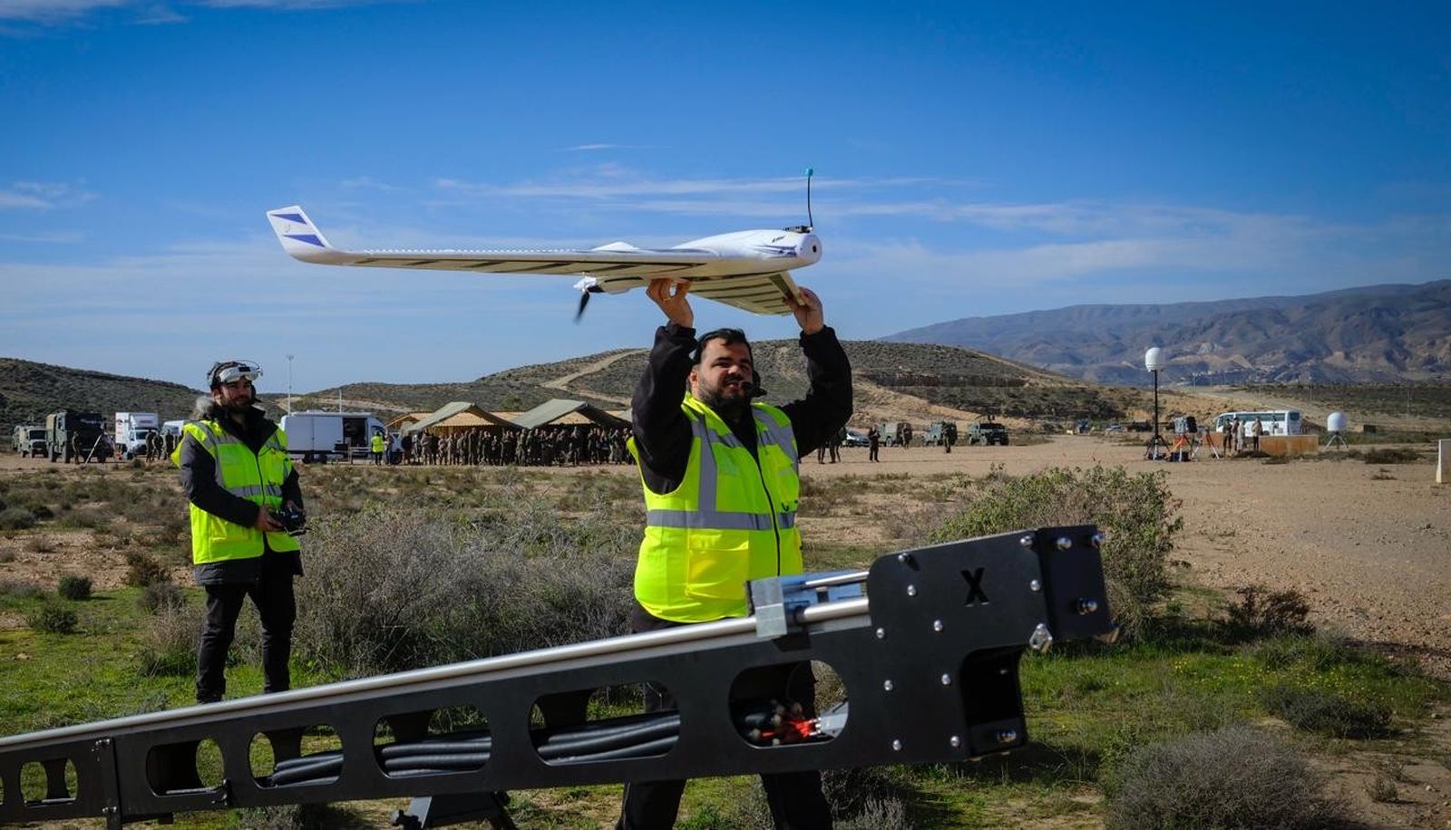 Un miembro del Ejército con un dron