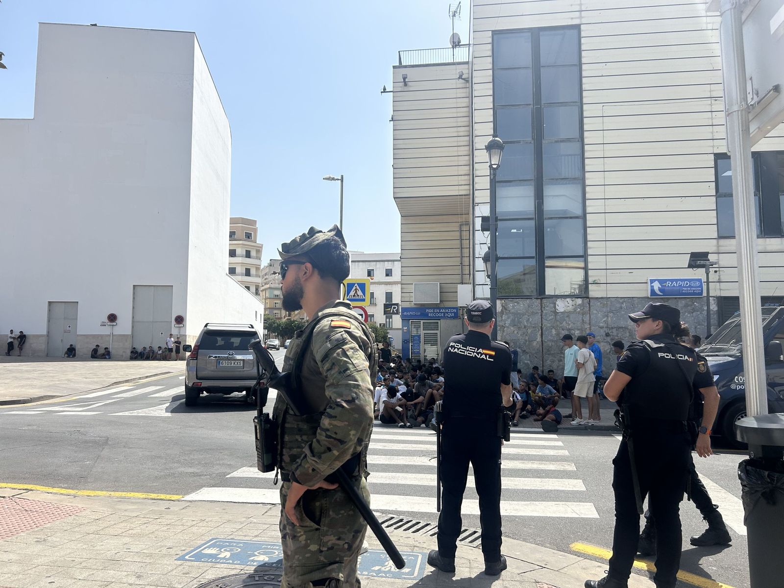 La Policía Nacional y el Ejército controlan a los migrantes ubicados en las inmediaciones de la Jefatura Superior de Policía